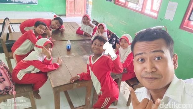 Siswa SD di Bojonegoro Bawa Bekal Nasi dan Lauk Ulat Turi