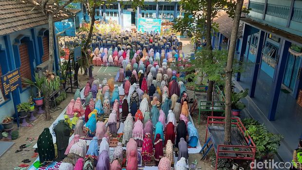 Siswa SD Muhammadiyah dan TK Aisyiyah di Pati melaksanakan salat istisqa, Jumat (13/10/2023).