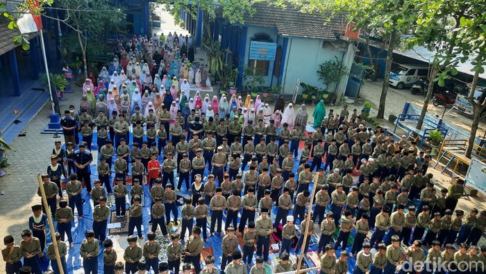 Siswa SD Muhammadiyah dan TK Aisyiyah di Pati melaksanakan salat istisqa, Jumat (13/10/2023).