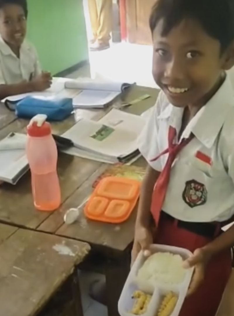 Siswa SD V Meduri Bojonegoro bernama Andik saat menunjukkan bekal ulat turi.