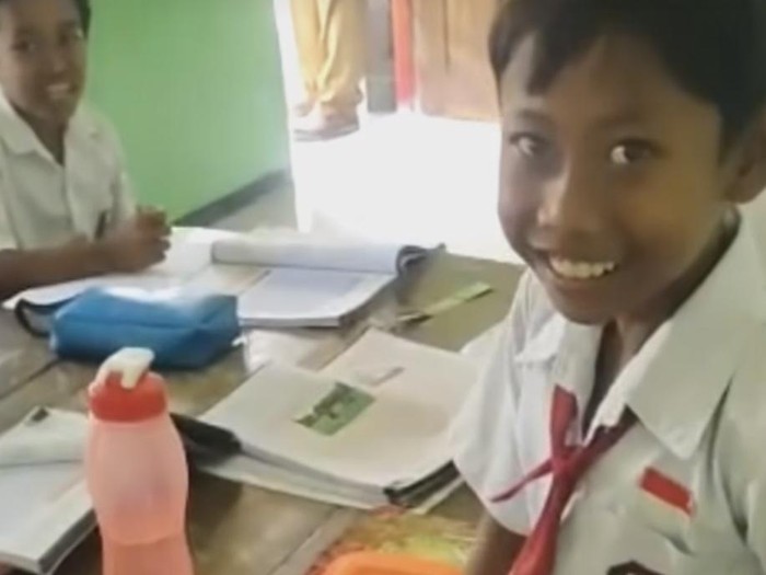 Siswa SD V Meduri Bojonegoro bernama Andik saat menunjukkan bekal ulat turi.