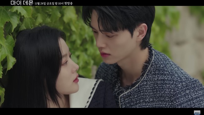 “TOLONGGGG VISUAL MEREKA SANGAT BADAI MEMBAHANA PETIR KILAT ANGIN TOPAN MENERJANGGGGG😵‍💫” “serangan visual ugal ugalan 😭” “vibenya visual mahallll 😫🤌🏻✨” komentar netizen yang tak menyangka Song Kang dan Kim Yoo Jung akan dipasangkan. Foto: dok. SBS