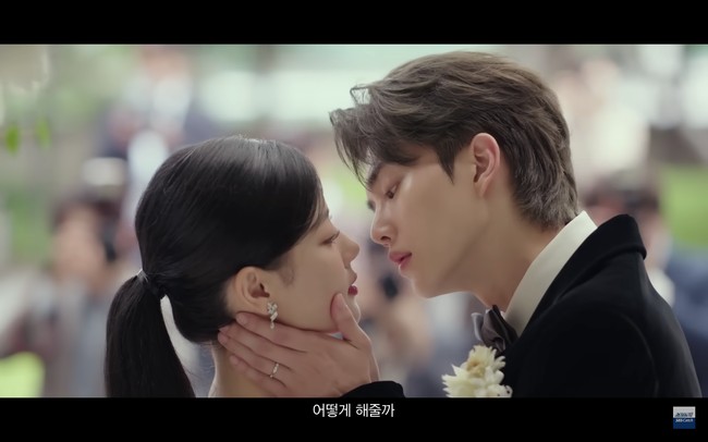 Si tampan Song Kang dan si cantik Kim Yoo Jung dipasangkan dalam drama Korea My Demon. Menjelang penayangannya, netizen sudah mendapat ‘tamparan’ visual. Keduanya berciuman dalam balutan baju pengantin. Foto: dok. SBS