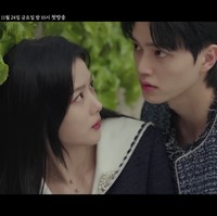 Drama Korea My Demon mengikuti kisah cinta pewaris konglomerat Do Do Hee (pemain Kim Yoo Jung) dan iblis predator Jung Gu Won (pemain Song Kang), yang terjebak dalam pernikahan kontrak. Foto: dok. SBS