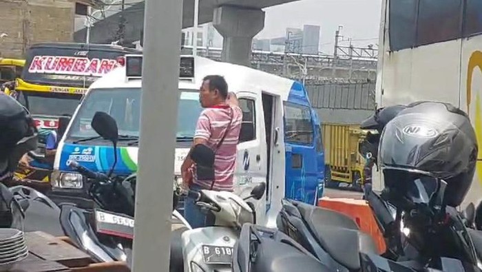 Sopir JakLingko terlibat cekcok dengan pengurus perusahaan otobus (PO) bus antarkota antarprovinsi (AKAP) di Terminal Lebak Bulus, Jaksel. Ini dugaan sebabnya. (Antara/ist)