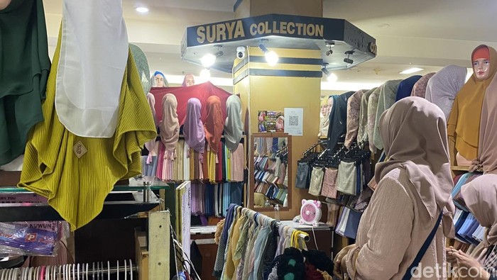 Suasana di Jembatan Merah Plaza yang belum terlalu ramai pengunjung meski TikTok Shop sudah ditutup.