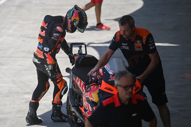 PembalapRed Bull KTM Factory Racing Brad Binder (kiri) memasuki paddock usai mengikuti sesi latihan bebas 1 MotoGP di Pertamina Mandalika International Street Circuit, Lombok Tengah, NTB, Jumat (13/10/2023). Ajang balap MotoGP berlangsung pada 13-15 Oktober 2023. ANTARA FOTO/Wahyu Putro A/Spt.