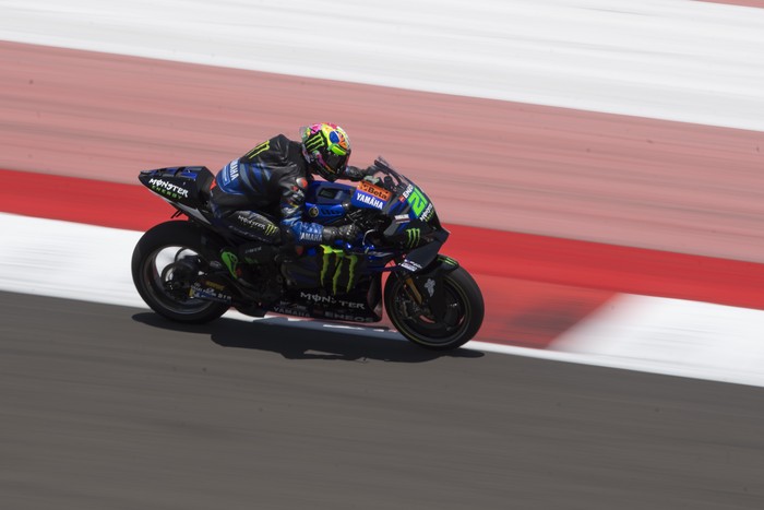 Pembalap Monster Energy Yamaha Franco Morbidelli memacu kecepatan pada sesi latihan bebas 1 MotoGP di Pertamina Mandalika International Street Circuit, Lombok Tengah, NTB, Jumat (13/10/2023). Ajang balap MotoGP berlangsung pada 13-15 Oktober 2023. ANTARA FOTO/Wahyu Putro A/Spt.