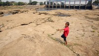 Kekeringan pada musim kemarau panjang di sungai Cisadane sudah terjadi sejak tiga bulan.  