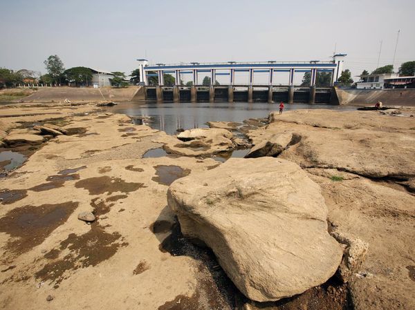 Sungai Cisadane Makin Mengering Gegara Kemarau
