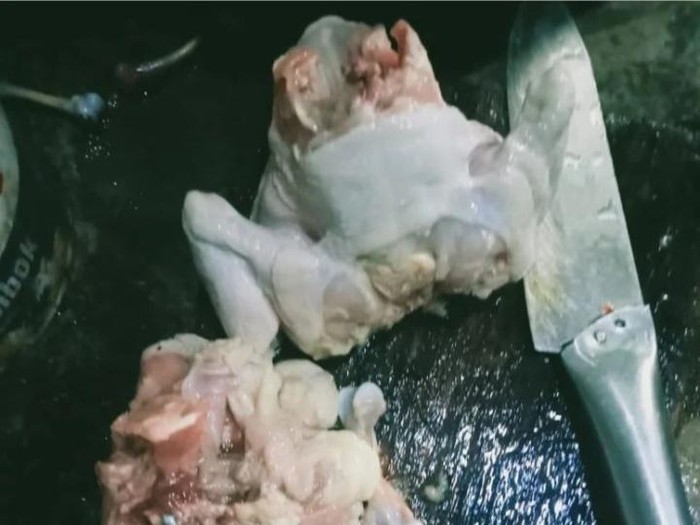 Tangkapan layar postingan soal bantuan daging ayam tak layak konsumsi yang diterima sebagian warga di Kecamatan Bojong, Kabupaten Pekalongan, Jumat (13/10/2023).