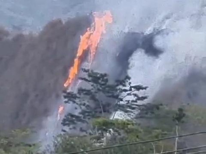 Tangkapan layar video Gunung Kobar terbakar di Desa Gumingsir, Banjarnegara, Jumat (13/10/2023).