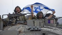 Militer Israel juga mengibarkan bendera negaranya dari dalam tank. 