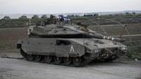 Tank-tank itu bergerak ke perbatasan Gaza untuk merespon serangan mendadak yang dilakukan Hamas pada akhir pekan lalu. 