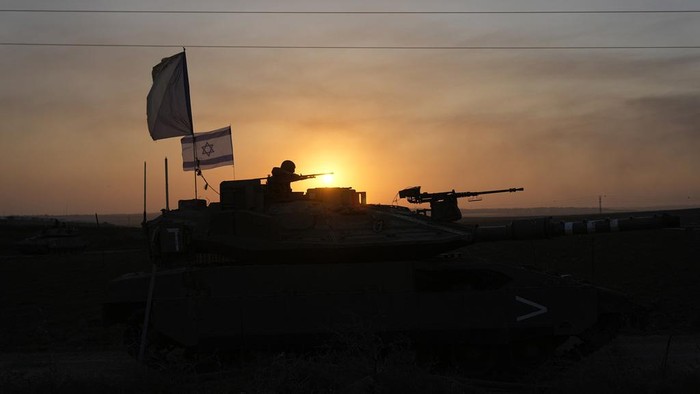 Tank-tank Israel Bergerak ke Perbatasan Jalur Gaza Tank-tank Israel mulai bergerak menuju perbatasan Jalur Gaza. Hal itu untuk merespon serangan mendadak yang dilakukan Hamas pada akhir pekan lalu.