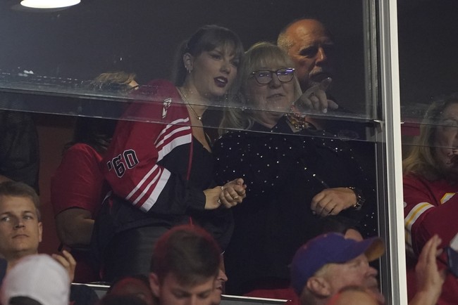 Duduk di suite VIP, Taylor dan Donna terlihat duduk bersebelahan, menonton pertandinga sambil sesekali mengobrol. Keduanya pun terlihat akrab. Momen tersebut seolah membenarkan gosip yang beredar bahwa Taylor berpacaran dengan Travis. Foto: AP/Charlie Riedel