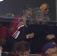 Duduk di suite VIP, Taylor dan Donna terlihat duduk bersebelahan, menonton pertandinga sambil sesekali mengobrol. Keduanya pun terlihat akrab. Momen tersebut seolah membenarkan gosip yang beredar bahwa Taylor berpacaran dengan Travis. Foto: AP/Charlie Riedel