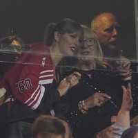 Dalam salah satu foto yang beredar, Taylor tampak mencondongkan tubuhnya mendekat ke Donna. Terlihat senyum mengembang di wajahnya sembari memperhatikan jalannya pertandingan. Foto: AP/Charlie Riedel