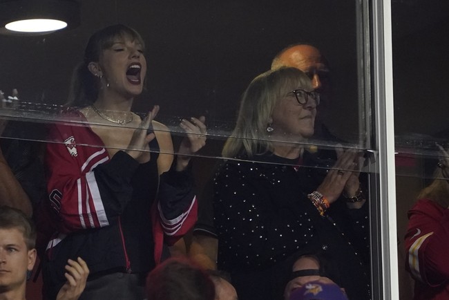 Taylor Swift dan Donna Kelce, ibu atlet football Travis Kelce, terlihat menonton bersama pertandingan Kansas City Chiefs melawan Denver Broncos di Stadion Arrowhead, Missouri, AS, pada Kamis (12/10/2023). Foto: AP/Charlie Riedel