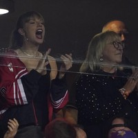 Taylor Swift dan Donna Kelce, ibu atlet football Travis Kelce, terlihat menonton bersama pertandingan Kansas City Chiefs melawan Denver Broncos di Stadion Arrowhead, Missouri, AS, pada Kamis (12/10/2023). Foto: AP/Charlie Riedel