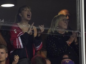 Taylor Swift Sewot Travis Kelce Didorong Jatuh di Pertandingan