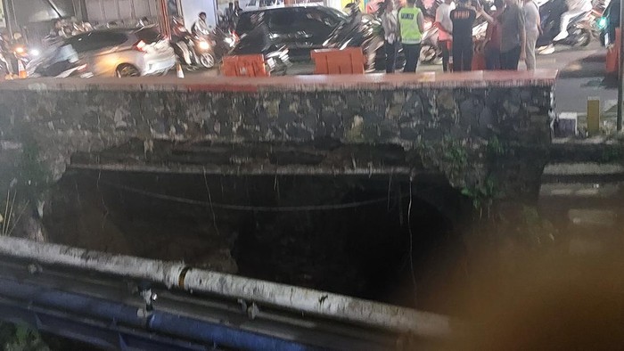 Tebing jembatan di Jl Raya Tajur Bogor longsor