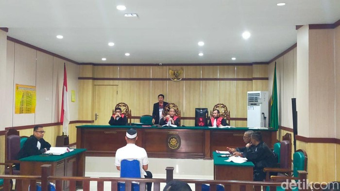 Ibnu menjalani sidang di Pengadilan Negeri Soasio Kota Tidore Kepulauan.