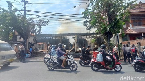 Toko bangunan di Jalan WR. Supratman, Kelurahan Penarukan, Kecamatan Buleleng, Kabupaten Buleleng, Bali terbakar, Jumat (13/10/2023). (Made Wijaya Kusuma)