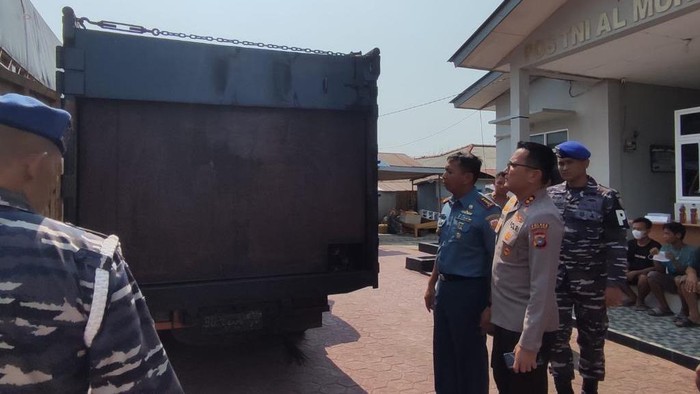 Truk BBM ilegal diamankan di Pelabuhan Tanjung Kalian Muntok, Bangka Barat.