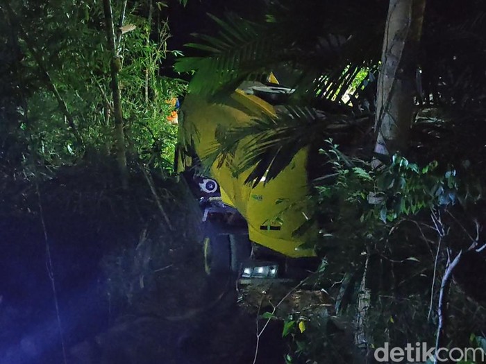 Truk tangki air berhasil dievakuasi dari dasar jurang di Kokap, Kulon Progo, DIY, Jumat (13/10/2023) malam.