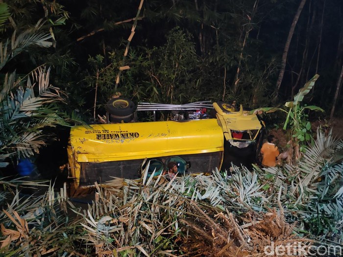 Truk tangki pengangkut bantuan air bersih terguling masuk jurang di Kokap, Kulon Progo, DIY, Jumat (13/10/2023) sore.