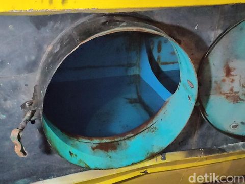 Truk tangki pengangkut bantuan air bersih terguling masuk jurang di Kokap, Kulon Progo, DIY, Jumat (13/10/2023) sore.