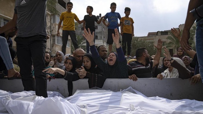 Tumpukan jenazah korban serangan udara Israel memenuhi rumah sakit di Jalur Gaza (AP Photo/Fatima Shbair, File)