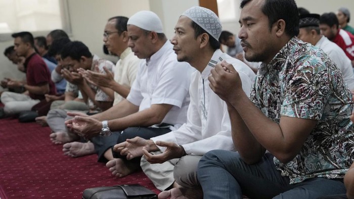 Umat Islam di RI Serentak Doakan Palestina Saat Salat Jumat Indonesian Muslims pray for the safety of the Palestinian people during a Friday prayer at Abu Bakar Ashshiddiq Mosque in Jakarta, Indonesia, Friday, Oct. 13, 2023. As violence and tensions increase in the Gaza Strip with Israeli airstrikes after an unprecedented Hamas attack, Islamic leaders in Indonesia, the world's most populous Muslim-majority nation, appealed to all mosques across the country to pray for peace and safety for the Palestinian people. (AP Photo/Achmad Ibrahim)