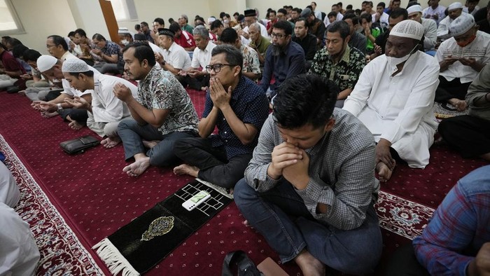 Indonesian Muslims pray for the safety of the Palestinian people during a Friday prayer at Abu Bakar Ashshiddiq Mosque in Jakarta, Indonesia, Friday, Oct. 13, 2023. As violence and tensions increase in the Gaza Strip with Israeli airstrikes after an unprecedented Hamas attack, Islamic leaders in Indonesia, the world's most populous Muslim-majority nation, appealed to all mosques across the country to pray for peace and safety for the Palestinian people. (AP Photo/Achmad Ibrahim)