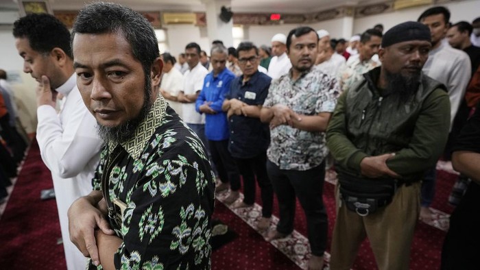 Indonesian Muslims pray for the safety of the Palestinian people during a Friday prayer at Abu Bakar Ashshiddiq Mosque in Jakarta, Indonesia, Friday, Oct. 13, 2023. As violence and tensions increase in the Gaza Strip with Israeli airstrikes after an unprecedented Hamas attack, Islamic leaders in Indonesia, the world's most populous Muslim-majority nation, appealed to all mosques across the country to pray for peace and safety for the Palestinian people. (AP Photo/Achmad Ibrahim)