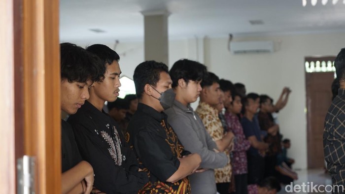 UMSurabaya dan Mahasiswa Gaza Gelar Salat Gaib untuk Palestina
