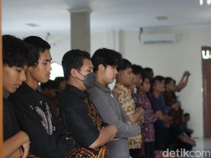 Air Mata Mahasiswa Asal Gaza Saat Salat Gaib untuk Palestina di UMSurabaya