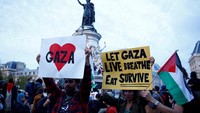 Polisi setempat harus membubarkan massa menggunakan gas air mata dan meriam air ketika Presiden Emmanuel Macron mendesak Prancis untuk tetap bersatu dan menahan diri untuk tidak membawa pulang konflik Israel-Hamas.  