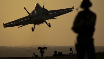 USS Gerald R Ford merupakan kapal induk bertenaga nuklir terbesar milik Angkatan Laut AS yang beroperasi saat ini dan juga dianggap paling canggih. Kapal ini termasuk ke golongan kapal baru karena diluncurkan pada 2017 dan menyelesaikan sertifikasi kesiapan tempurnya pada April 2023. Foto: X.com