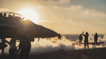 Salah satu teknologi termutakhir USS Gerald R Ford adalah sistem peluncuran baru. Jika sebelumnya seluruh kapal induk AS memakai ketapel uap, kapal ini mengusung sistem peluncuran pesawat menggunakan gelombang elektromagnetik dalam teknologi Electromagnetic Aircraft Launch System (EMALS). Akselerasi pesawat ketika take-off akan menjadi lebih halus yang membuat tingkat stress pada pilot berkurang. Foto: X.com