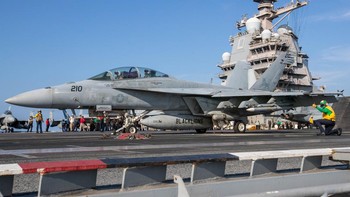 USS Gerald R Ford dapat membawa jet tempur siluman F-35 dan F/A 18 E/F Super Hornet, tapi tampaknya saat dikerahkan ke dekat Israel ini, F-35 tidak ikut disertakan. Ia juga membawa EA-18G Growler dan E-2D Advanced Hawkeye. Selain itu, USS Gerald R Ford juga selalu membawa helikopter angkut MH-60 R/S serta drone tempur. Foto: X.com