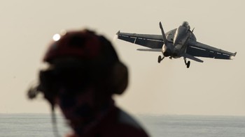 Penampakan jet tempur Super Hornet yang mulai berpatroli di atas Laut Mediterania. Foto: X.com