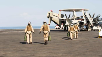 Kapal induk ini membawa pesawat peringatan dini dan pertahanan canggih, E-2 Hawkeye, yang dapat menyediakan jaringan komando dan kontrol 24/7 untuk melengkapi kemampuan Israel. Foto: X.com