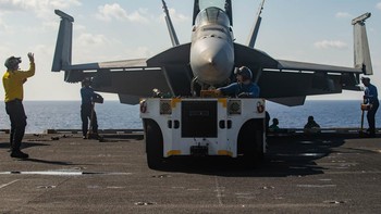 Jet tempur yang siaga di atas geladak USS Gerald R. Ford. Foto: X.com