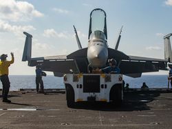 Penampakan USS Gerald R Ford Unjuk Kekuatan Bantu Israel