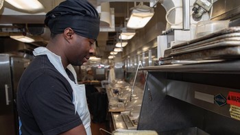 Kesibukan di dapur USS Gerald R Ford untuk menyiapkan makanan para kru. Foto: X.com