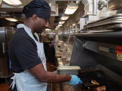 Penampakan USS Gerald R Ford Unjuk Kekuatan Bantu Israel