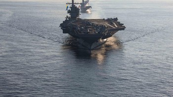 USS Gerald R. Ford didampingi oleh kapal penjelajah USS Normandy dan kapal perusak berpeluru kendali USS Thomas Hudner, USS Ramage, USS Carney, dan USS Roosevelt yang mengawalnya. Foto: X.com