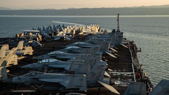 Kapal induk angkatan laut terbesar dan tercanggih Amerika Serikat, yaitu USS Gerald R. Ford tiba di laut Mediterania timur, lengkap dengan 4.539 tentaranya, kapal perang pendukung, dan jet tempur. Pentagon mengumumkan mereka mengirim USS Gerald R Ford Carrier Strike Group untuk mencegah pihak mana pun yang berupaya memperluas perang ini. Para pejabat militer AS menilai eskalasi dapat terjadi jika negara tetangga Israel, termasuk Iran dan kelompok militan Hizbullah di Lebanon, terlibat. Foto: X.com